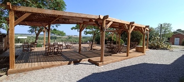 Terrasse en pin avec une pergolas traditionnelle à Villeneuve les Maguelonne