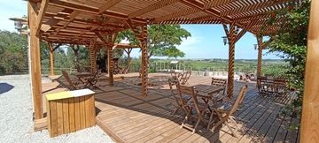 Terrasse en pin avec une pergolas traditionnelle à Villeneuve les Maguelonne