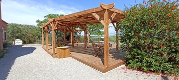 Terrasse en pin avec une pergolas traditionnelle à Villeneuve les Maguelonne