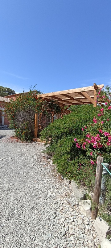 Terrasse en pin avec une pergolas traditionnelle à Villeneuve les Maguelonne