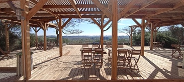 Terrasse en pin avec une pergolas traditionnelle à Villeneuve les Maguelonne