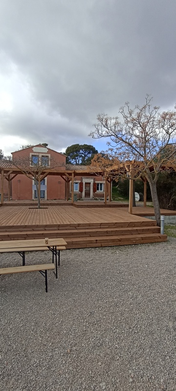 Terrasse en pin avec une pergolas traditionnelle à Villeneuve les Maguelonne