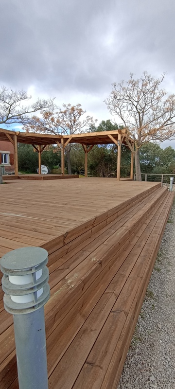 Terrasse en pin avec une pergolas traditionnelle à Villeneuve les Maguelonne