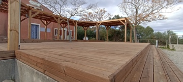 Terrasse en pin avec une pergolas traditionnelle à Villeneuve les Maguelonne