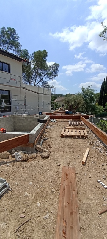 Terrasse en bois exotique à Saint Clement de rivière / Avant